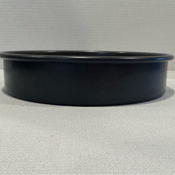 NEW Chicago Metallic Professional Non-Stick 9 Inch Round Cake Pan - Picture 6 of 12